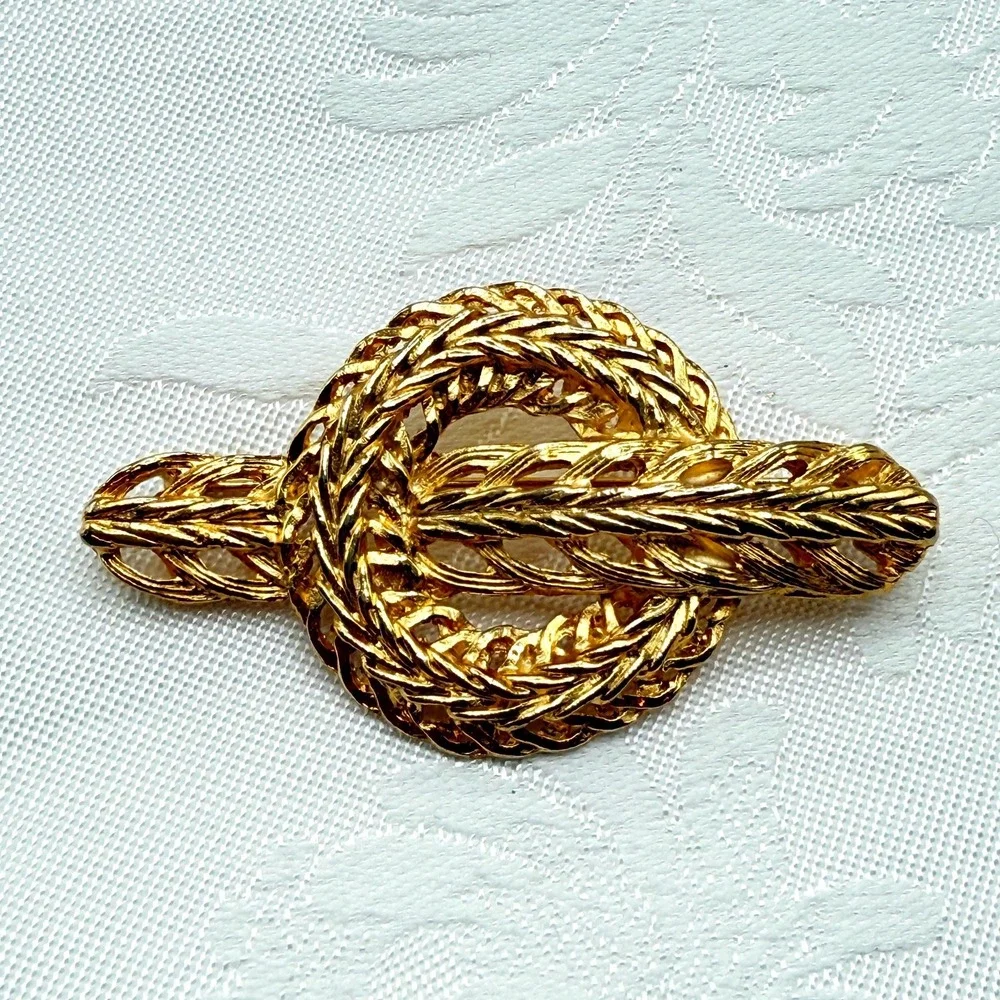 Vintage Elegant Gold Tone Laurel Leaf Design Buckle Brooch